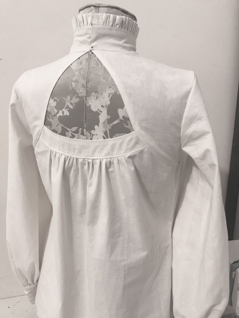 Back of high-neck blouse muslin with keyhole opening